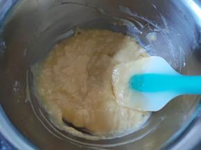 蛋黄全部加入后，用刮刀拌匀。不用太使劲，只要没有明显疙瘩就行。可以在最后打完蛋白后用电动打蛋器再搅拌十几秒就好了。