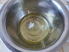 干净无油无水的盆中打入蛋白，加几滴柠檬汁去腥。25克细砂糖分三次加入，先加三分之一。蛋白盆一定要无油无水，不然影响蛋白打发。如果天气冷，这个时候就要开始预热烤箱了，160度预热10-15分钟。天冷预热的时间就要长一些，天热可以短一点。