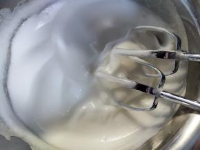 打至这种比较细腻的状态后，转低速调整蛋白糊，注意时间不能太长，10几秒一次的搅打，随时停下看状态。