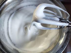 打到这种大弯钩状态，蛋白糊细腻有光泽，表面的纹路不会很快消失。如果怕后面搅拌面糊会消泡，可以稍微再打硬一点点，但千万不要打过头。打过头的蛋白是一坨一坨的，不细腻。