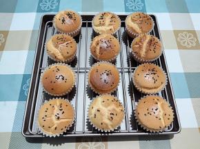 烤盘送入烤箱中下层，150度先烤30-35分钟，然后160度再烤5-10分钟。蛋糕烤好后，取出模具，先在桌上震几下，然后倒扣过来倒出蛋糕，就是底朝上，先晾几分钟，不那么烫了再翻回来，这样凹底不会太厉害。因为表面是干脆的，不怕压坏。