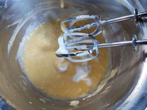 前面的蛋黄糊不够细腻，我们可以用电动打蛋器低速搅打十几秒，这样就均匀了。