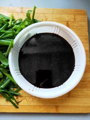 将生抽，老抽，蚝油，糖混合拌匀备用