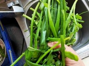 小葱洗净切白跟备用
