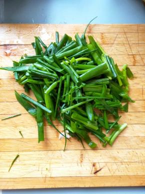 葱叶切成小段