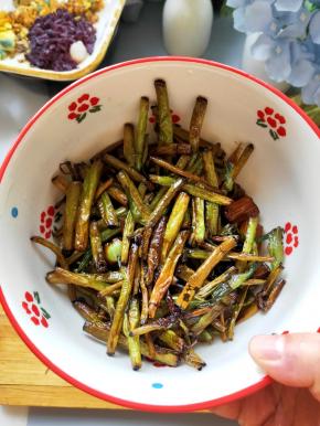 先将葱白开小火用油炸到有些枯