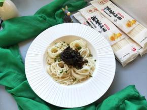 浇上葱油汁就可开吃了   好吃的一碗葱油拌面