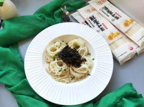 浇上葱油汁就可开吃了   好吃的一碗葱油拌面