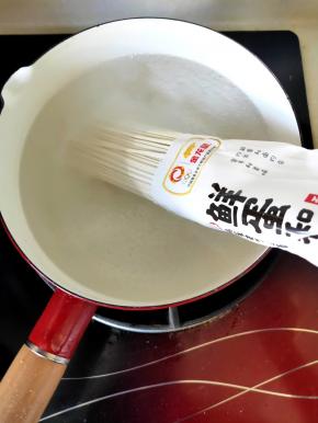 锅里水开就放入鲜蛋面，大约5分钟就煮熟关火