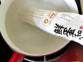 锅里水开就放入鲜蛋面，大约5分钟就煮熟关火