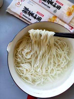 煮熟的面条放冷水过一下