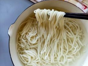 煮熟的面条放冷水过一下