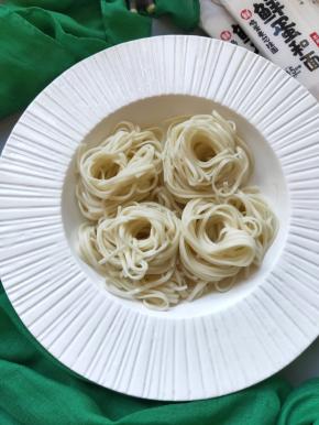 将控干水份的鲜蛋面放入盘中