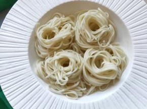 将控干水份的鲜蛋面放入盘中