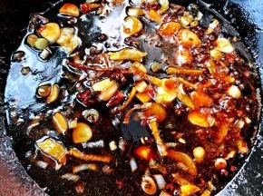 倒入调味料一品鲜酱油、蚝油、糖炒匀