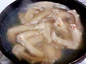 锅中烧开水料酒放入鸭翅焯水断生去除油脂和杂质