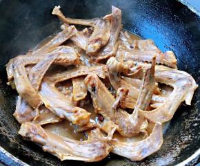 鸭翅完全入味即可出锅享用