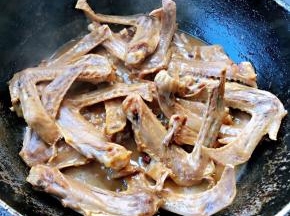 鸭翅完全入味即可出锅享用
