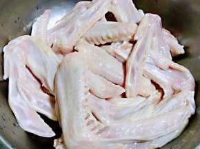 准备原材料新鲜的鸭翅