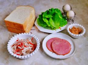 准备食材，蟹柳提前撕成丝状，生菜叶洗干净泡盐水。