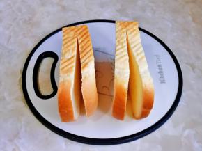 厚吐司从中间切开，不要切段，如图所示。