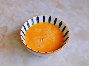 鸡蛋磕碗里，按个人口味加入适量盐打散。