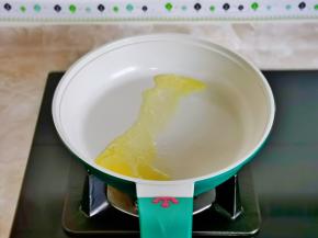 平底锅中加入一半的黄油，小火融化。