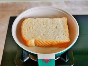 放上吐司勺小火煎。