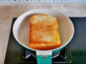 煎至两面金黄，两片吐司同样煎好。