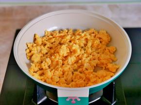 平底锅中刷少许油，倒入蛋液，立刻用筷子一边搅拌成絮状，盛出备用。