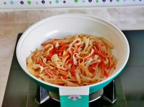 锅中刷油，倒入蟹柳丝炒熟。