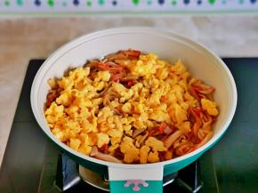 倒入煎好的鸡蛋翻炒均匀盛出。