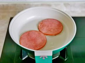 平底锅中刷油，放上火腿片小火煎。