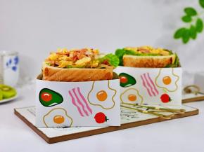 把所有食物夹在吐司中间切开就完成啦。