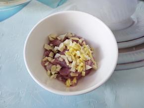 瘦肉切丝或剁成肉末，加1克左右的盐，1汤匙料酒，1汤匙食用油，加入切碎的姜和大蒜，抓揉均匀，腌制10分钟。