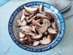 新鲜香菇洗干净，切三四毫米厚的片。