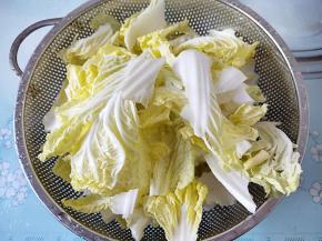 娃娃菜洗干净，撕成小块。