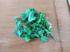 香菜洗干净，切寸段。