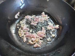 锅烧热，倒入适量油，倒入肉丝，煸炒至变色。