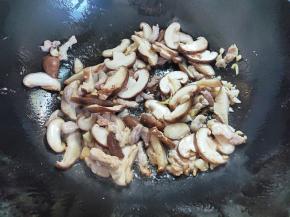 倒入香菇片煸炒变软。