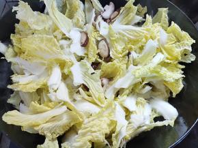 倒入娃娃菜翻炒，炒到变软。