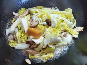 加入1饭碗的水，加入一个浓汤宝，拌匀，盖上焖5分钟。没有浓汤宝有高汤也可以，实在都没有，就加清水。