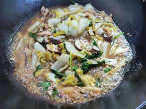 关火，利用余热将香菜烫熟。