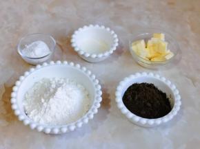 准备食材并称重。