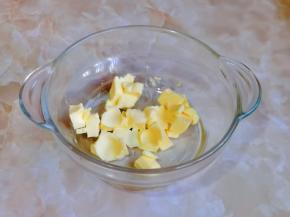 黄油室温软化至轻轻一摁一个坑即可。