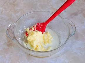 分次加入牛奶，搅拌融合。