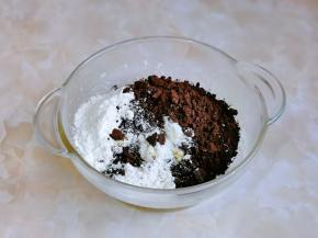 筛入低筋面粉，奥利奥饼干碎。