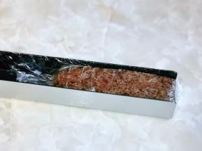 用保鲜膜包裹好放入模具中，放入冰箱冷冻半小时左右。（没有模具可以直接速冻）