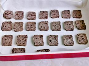 摆放在垫好油纸的烤盘中并间隔距离。