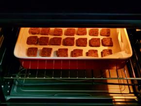 烤盘入烤箱中层170度烤20分钟。